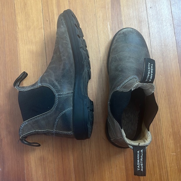 Blundstone Shoes - Blundstones 9.5 distressed leather boot